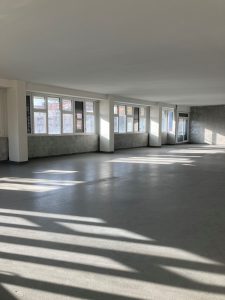 Intérieur spacieux, lumière entrante, local d'activité paris 20ème