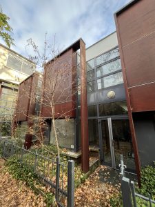 Façade de l'atelier situé au 31 Villa d'Alésia. Location atelier Paris 14ème. Un espace calme et rénové, idéalement situé dans le quartier du Petit-Montrouge, à proximité du Square Lionel Assouad.