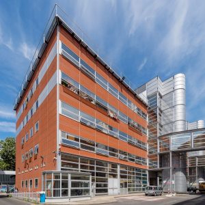 Façade moderne de l'hôtel industriel Métropole 19 à Paris 19e, locaux de production avec accès camions et monte-charges.