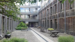 Cour intérieure aménagée et terrasses communes de l'ensemble de bureaux Brulon-Citeaux à Paris 12e.